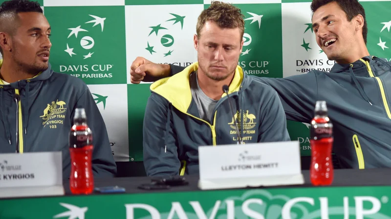 Fotografija: Kapetan Lleyton Hewitt med gobezdavima Nickom Kyrgiosom in Bernardom Tomićem. FOTO: Peter Parks/AFP