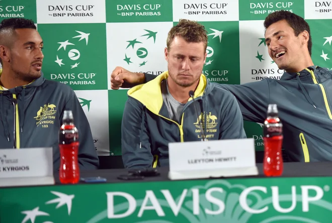 Kapetan Lleyton Hewitt med gobezdavima Nickom Kyrgiosom in Bernardom Tomićem. FOTO: Peter Parks/AFP