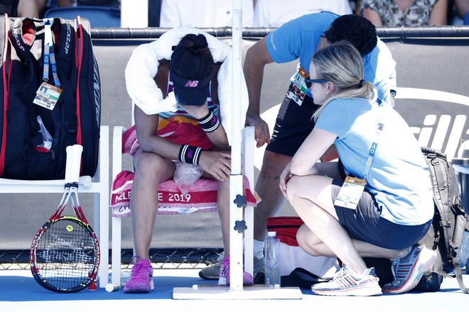 Zaradi visokih temperatur imajo težave tudi teniški igralci na OP Avstralije. FOTO: Reuters
