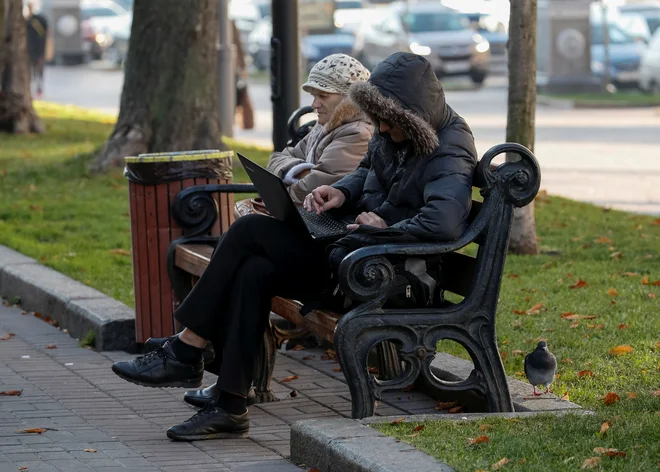 Svobodna komunikacija je prvi pogoj enakosti, zato se ne strinjam z družbo, v kateri se bomo delili na tiste, ki lahko bolj, in na one, ki lahko manj komunicirajo s svetom. FOTO: Reuters