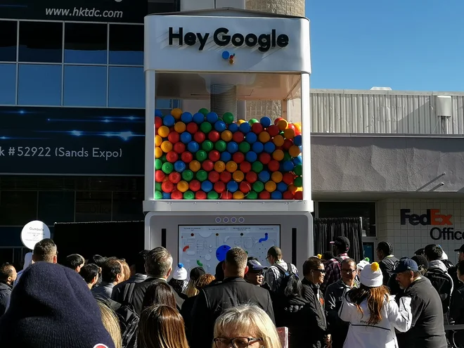 Google kot bi se trudil biti čim bolj cenen in infantilen, tako glede podobe kot vedenja. FOTO: Lucijan Zalokar