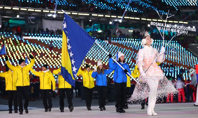 Lani je najstnica prvič v karieri okusila olimpijski duh. Pripadla ji je čast nošenja zastave. FOTO: Reuters