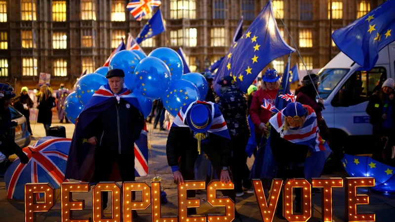 Fotografija: Nasprotniki brexita protestirajo pred britanskim parlamentom in zahtevajo nov referendum. FOTO: REUTERS/Henry Nicholls