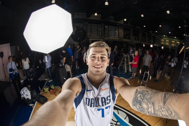 Več medijev že ugotavlja, kakšna je Dončićeva prihodnost v teksaškem klubu, kjer se počasi, a zanesljivo izteka doba Nowitzkega. FOTO: Usa Today Sports