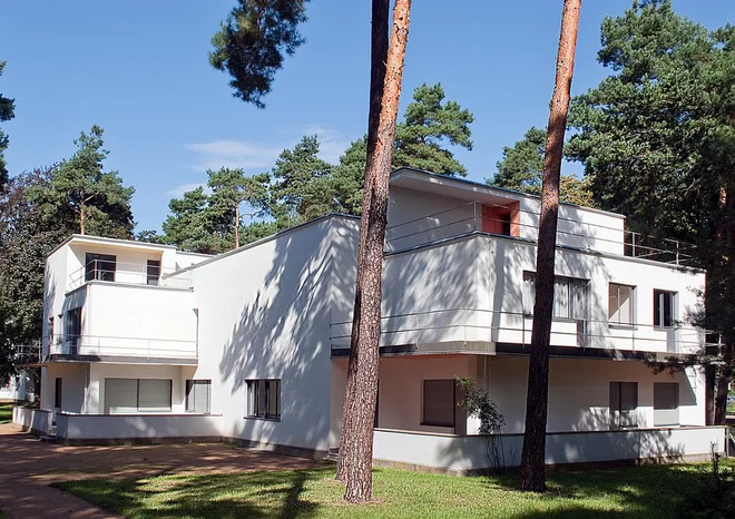 Ko je šola delovala v mestu Dessau, so profesorji živeli v vilah, ki so jih sami sprojektirali. FOTO: Fundacija Bauhaus Dessau
