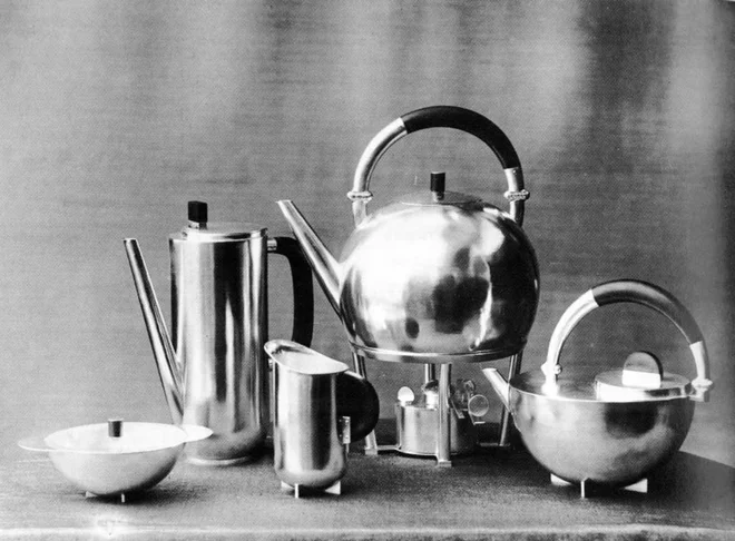 Bauhausovka Marianne Brandt je naredila brezčasne predmete za dom iz kovine. FOTO: Fundacija Bauhaus Dessau