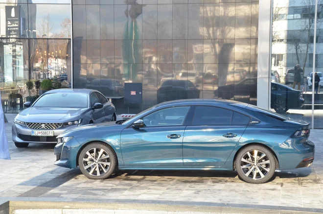 Peugeot 508 bo najprej vozil s klasičnimi motorji, ob koncu leta bo pripravljen še kot priključni hibrid. Foto Gašper Boncelj