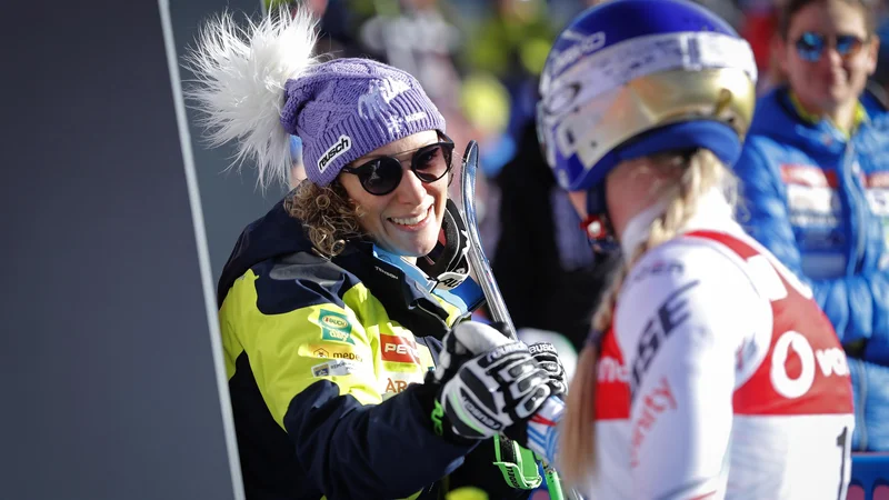 Fotografija: Takole je Mariborčanki, ki je vodila vse do nastopa Ramone Siebenhofer, čestitala smučarska kraljica Lindsey Vonn. FOTO: Matej Družnik/Delo