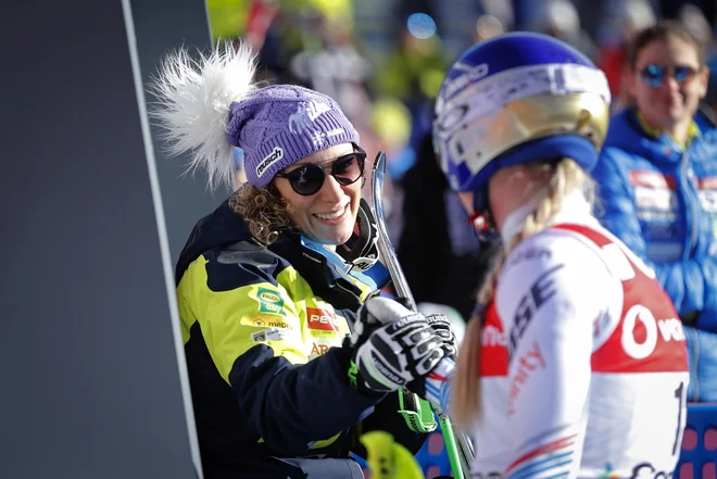 Takole je Mariborčanki, ki je vodila vse do nastopa Ramone Siebenhofer, čestitala smučarska kraljica Lindsey Vonn. FOTO: Matej Družnik/Delo