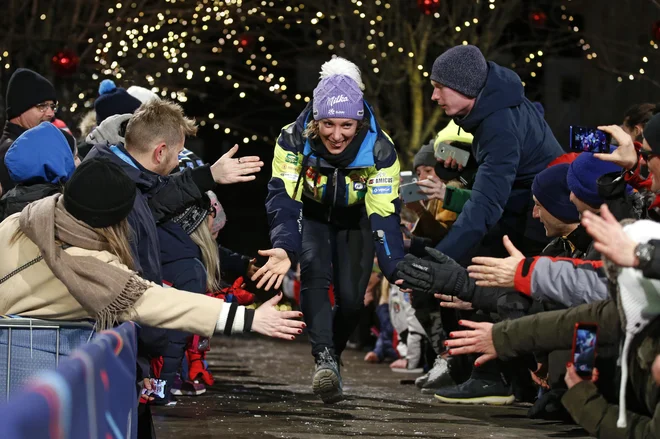 Vesela je Ilka Štuhec prišla na današnjo podelitev nagrad v Cortini. FOTO: Matej Družnik/Delo