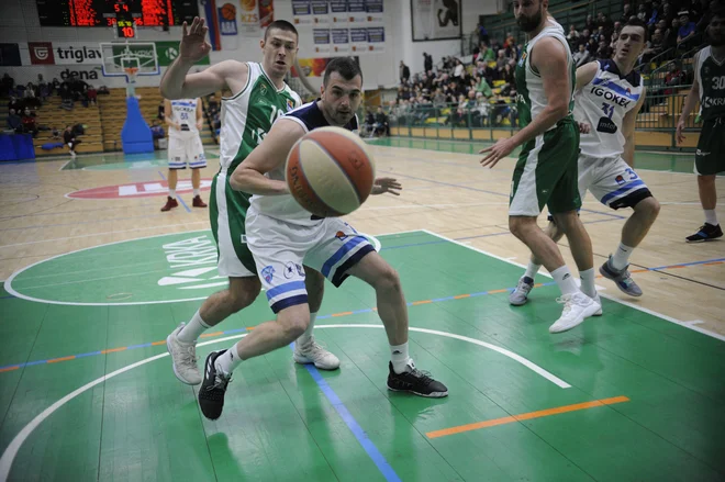 Nekdanji Olimpijin adut Sava Lešić je bil v finišu srečnejši od Marka Jošila (za njim). FOTO: ABA