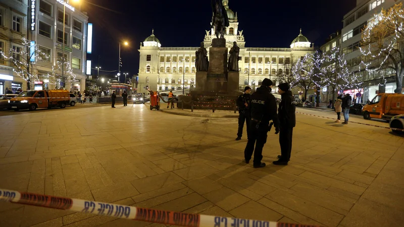 Fotografija: Mimoidoči so plamene sicer pogasili, a je moški zaradi hudih opeklin (z njimi je prekrita približno tretjina telesa) v umetni komi. FOTO: Milan Kammermayer/Reuters