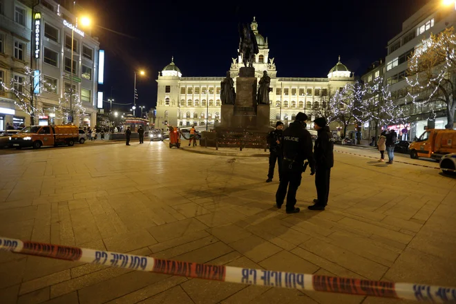 Mimoidoči so plamene sicer pogasili, a je moški zaradi hudih opeklin (z njimi je prekrita približno tretjina telesa) v umetni komi. FOTO: Milan Kammermayer/Reuters