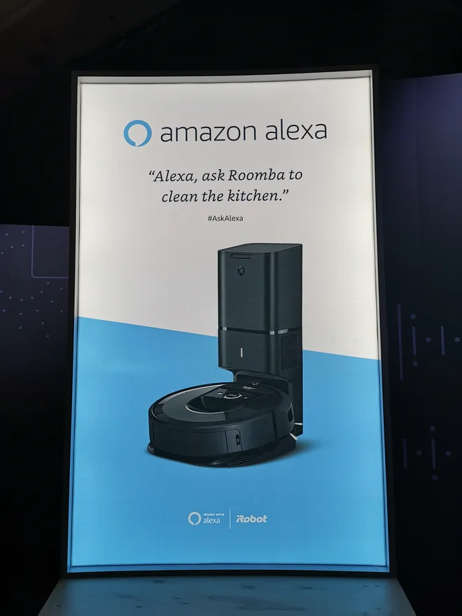 Tako kot se je na Cesu v Googlovem paviljonu vsak stavek začel s »Hey Google«, se je v Amazonovem začel z »Alexa, …«. FOTO: Lucijan Zalokar