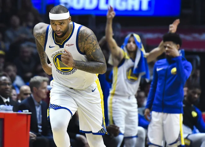 Trojko DeMarcusa Cousinsa je proslavljal tudi Steph Curry (v ozadju). FOTO: Reuters