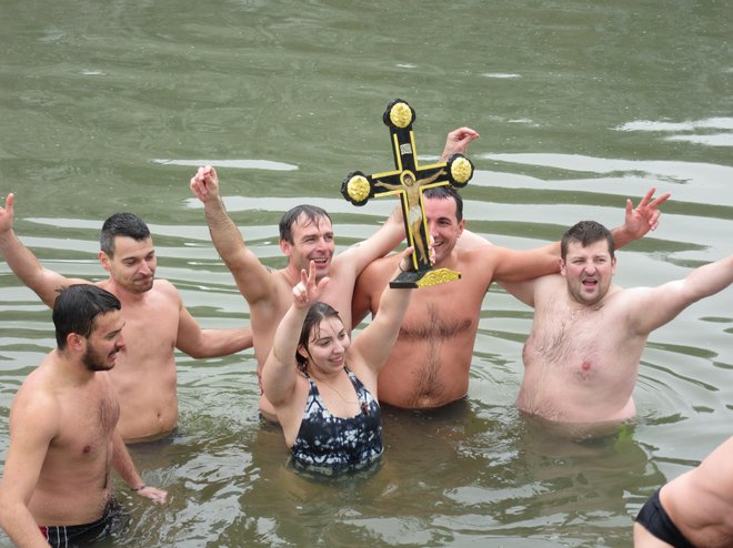 Vsi, ki priplavajo do križa in se ga dotaknejo ter poljubijo, so zmagovalci. Tokrat je v Savinji plavala tudi ženska, 22-letna Bojana Maksimović. FOTO: Špela Kuralt/Delo