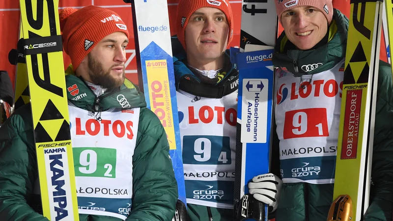 Fotografija: Markus Eisenbichler (levo), Stephan Leyhe in Karl Geiger so trije mušketirji odličnega nemškega moštva, ki je po nesrečnem padcu ostal brez odlično razpoloženega osmoljenca Davida Siegla. FOTO: AFP