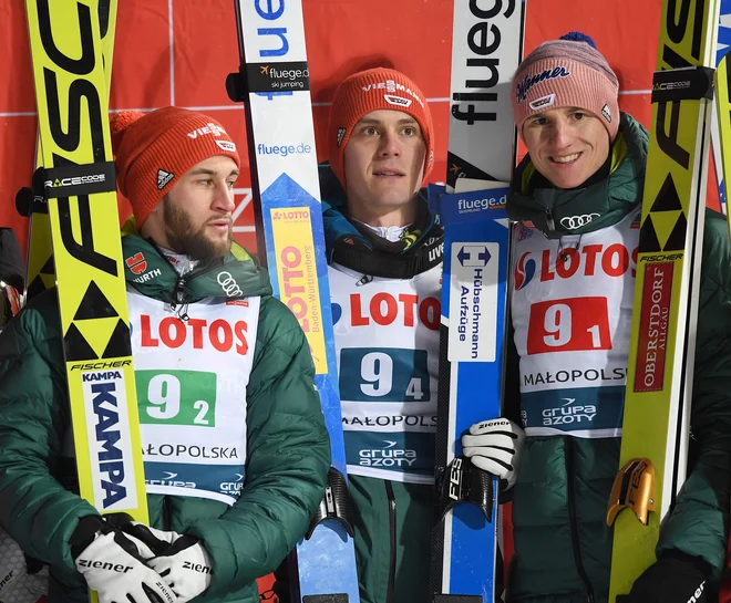 Markus Eisenbichler (levo), Stephan Leyhe in Karl Geiger so trije mušketirji odličnega nemškega moštva, ki je po nesrečnem padcu ostal brez odlično razpoloženega osmoljenca Davida Siegla. FOTO: AFP