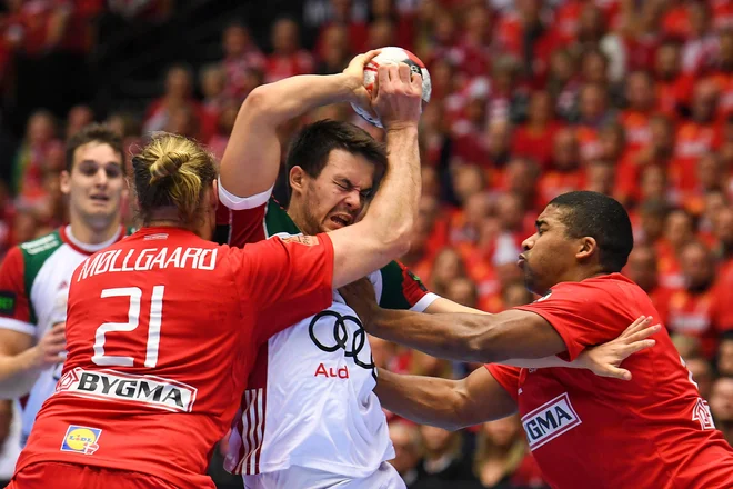 Danska čvrsta obramba, v kateri sta imela glavno besedo Henrik Mollgaard Jensen (levo) in Mads Mensah Larsen je bila za Madžare in Adam Juhasz nepreboja. FOTO: AFP