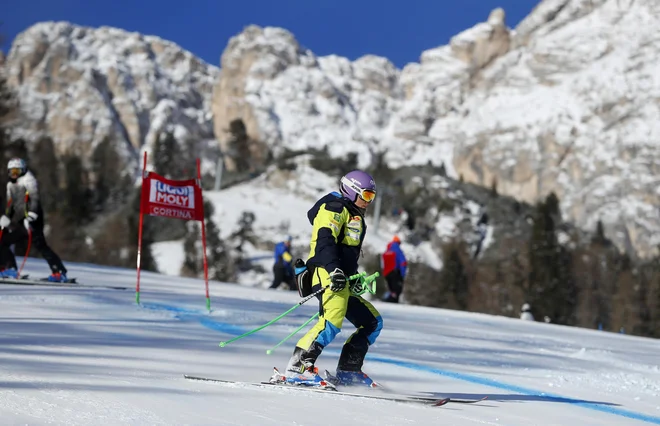 Takole se je Ilka Štuhec na ogledu proge pripravljala za današnji superveleslalom. FOTO: Matej Družnik/Delo