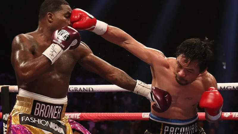 Fotografija: Filipinski narodni heroj Manny Pacquiao (desno) je prepričljivo po točkah premagal tudi Američana Adriena Bronerja. FOTO: AFP
