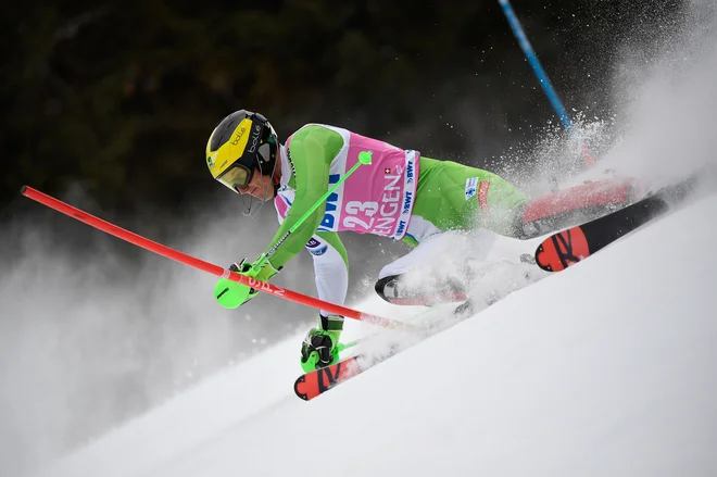 Štefan Hadalin je bil še posebej hiter v zgornjem delu prve proge. FOTO: Lionel Bonaventure/AFP
