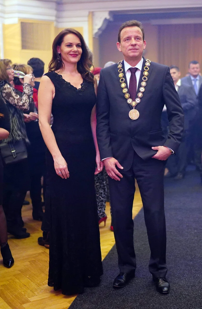 Fotografija: Župan Bojan Šrot z ženo Katarino Karlovšek decembra na županovem tradicionalnem prednovoletnem sprejemu za celjske gospodarstvenike, predstavnike javnih zavodov in družb, mestne svetnike, in predstavnike medijev. FOTO: Gregor Katič