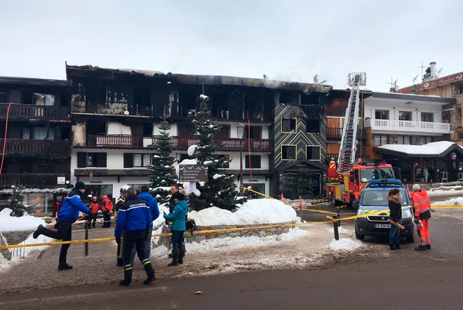 V požaru v francoskem Courchevelu dva mrtva ter 22 poškodovanih. FOTO: Fanny Hardy Afp