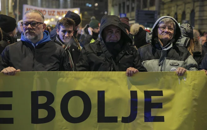 Demonstracijam proti vse bolj avtokratski vladavini predsednika Vučića se vsak teden pridruži več ljudi. FOTO: Jože Suhadolnik/Delo