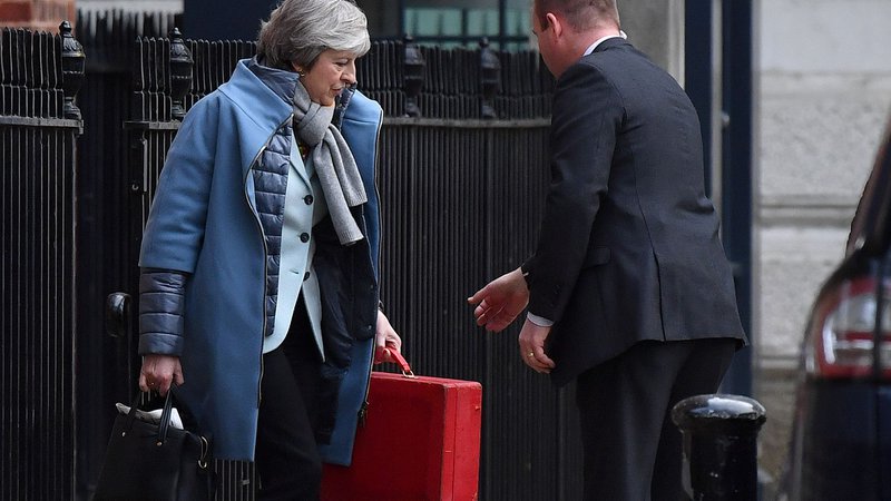 Fotografija: Je v premierkinem kovčku nova strategija za brexit? FOTO: AFP