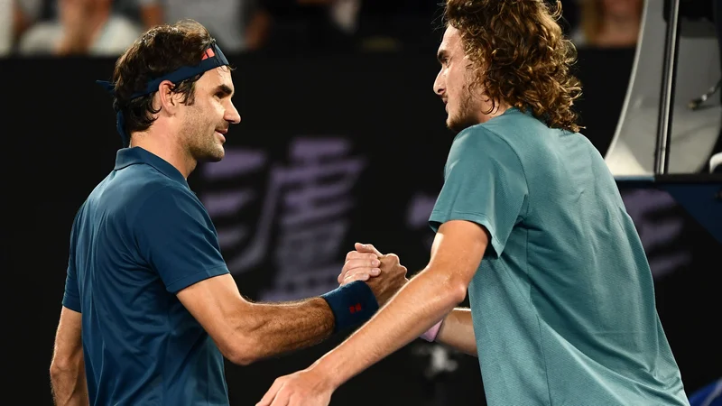 Fotografija: Komaj 20-letni Grk iz Aten Stefanos Tsitsipas je po treh urah in 50 minutah strl odpor svojega velikega vzornika, od katerega se je učil tudi preko "YouTube".  FOTO: AFP