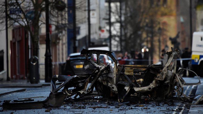 Fotografija: Eksplozija avtomobila v Londonderryju je odjeknila včeraj okoli 20.15 po krajevnem času. FOTO: Clodagh Kilcoyne/Reuters