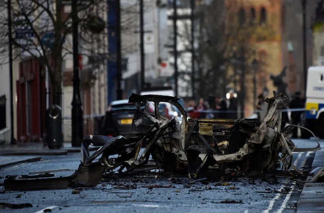 Eksplozija avtomobila v Londonderryju je odjeknila včeraj okoli 20.15 po krajevnem času. FOTO: Clodagh Kilcoyne/Reuters