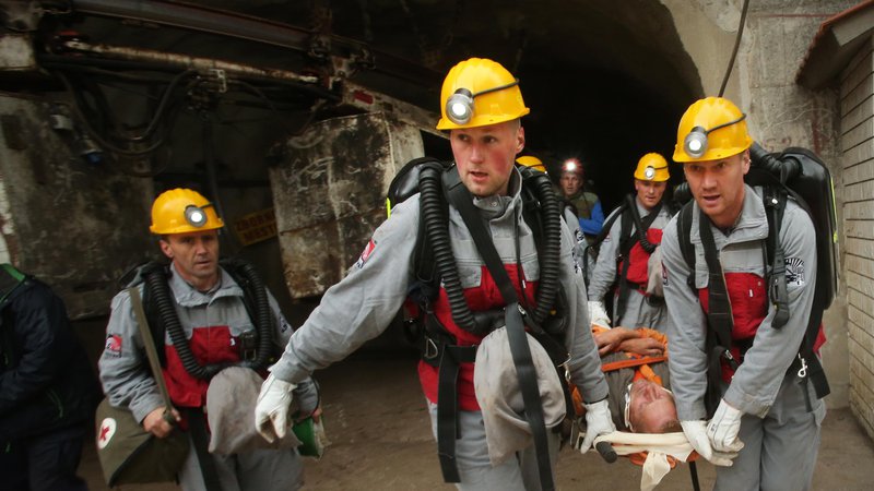 Fotografija: Bilo je nekoč: reševalna vaja iz jaška hrastniške jame. Zakon o rudarjenju zahteva, da so reševalne ekipe še vedno na voljo. FOTO: Jure Eržen/Delo