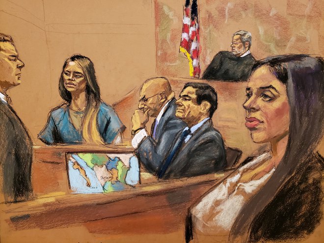 Dogajanje na sodišču je polno melodramatičnih prizorov, kot je bilo pričanje El Chapove ljubice Lucere Guadalupe Sanchez Lopez (druga z leve), ki ga je spremljala njegova soproga Emma Coronel (v ospredju). FOTO: Reuters