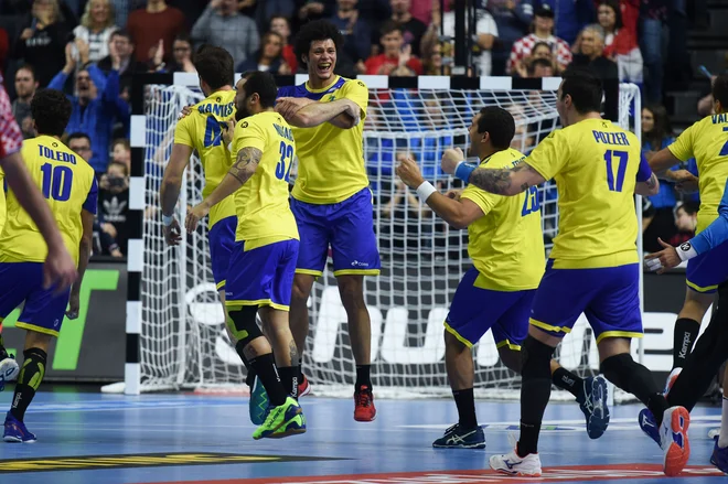 Brazilski rokometaši so v drugem delu SP pripravili največjo senzacijo z zmago proti Hrvaški, ki doslej sploh še ni izgubila. FOTO: AFP