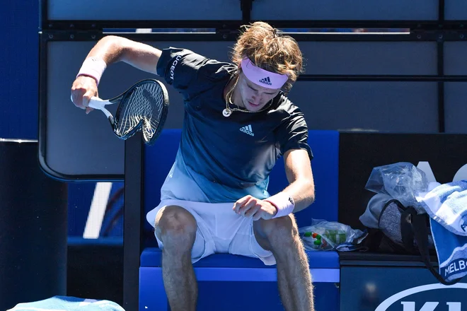 Alexander Zverev ni mogel brzdati besa. FOTO: Paul Crock/AFP