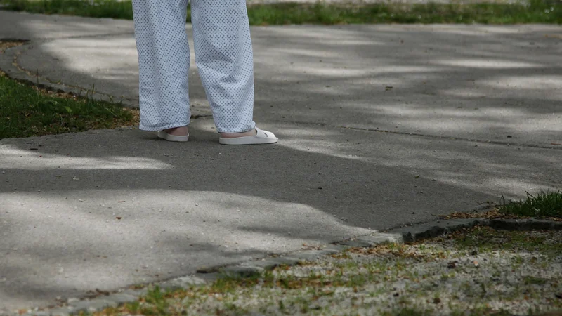 Fotografija: Bolezen mnoge potisne v siromaštvo in izoliranost. FOTO: Leon Vidic/Delo