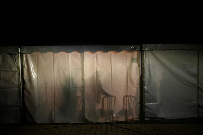 Tudi ponoči nihče ne počiva. FOTO: Reuters