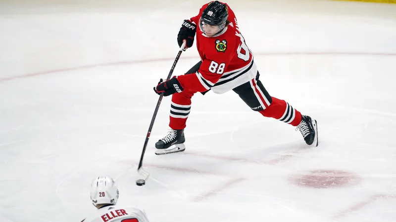 Fotografija: Patrick Kane je v enem dvoboju dosegel kar pet točk. FOTO: Kamil Krzaczynski/Reuters