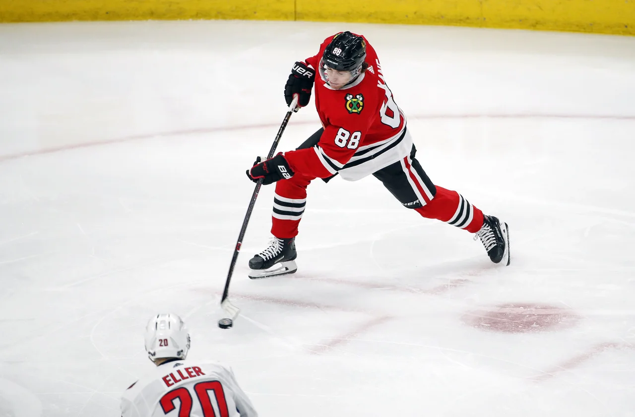 Fotografija: Patrick Kane je v enem dvoboju dosegel kar pet točk. FOTO: Kamil Krzaczynski/Reuters