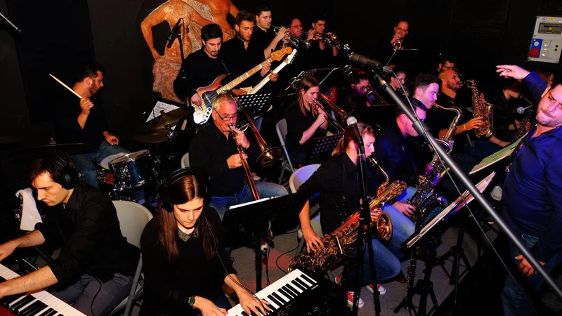 Fotografija: Big band Bend it! v akciji. Foto arhiv zasedbe