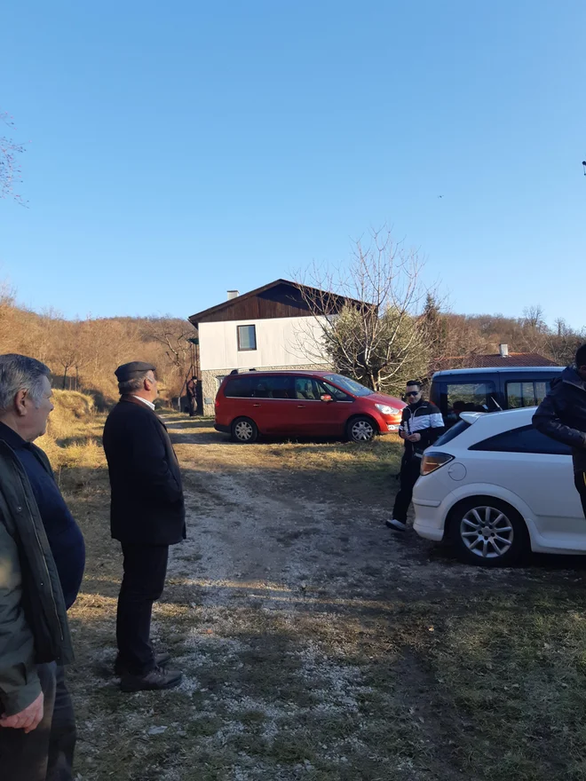 Montažna hiša ob vstopu v vas, obrašča jo robida. FOTO: Janez Tomažič