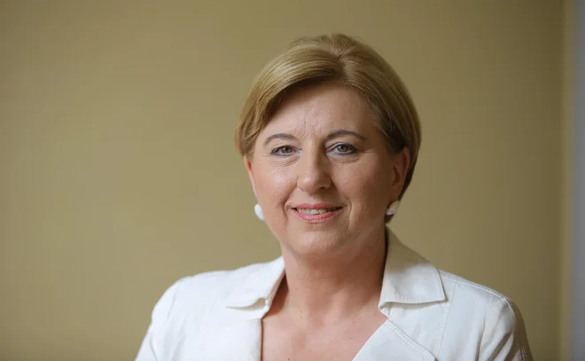 Ljudmila Novak: Mladoporočencem bi iz proračuna podarila zastavo. FOTO: Jože Suhadolnik/Delo