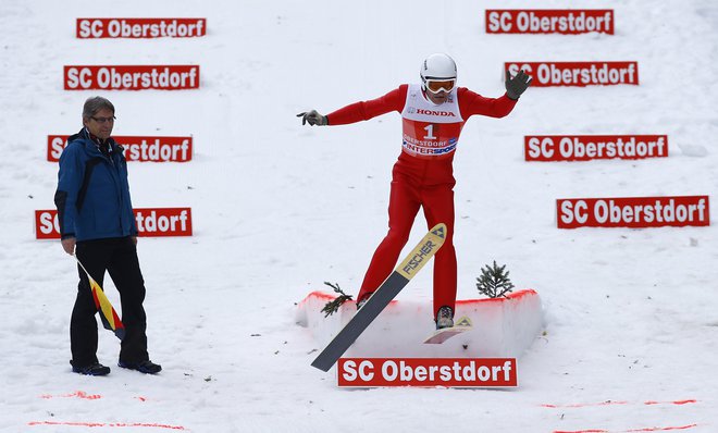 Orel Eddie je konec leta 2013 takole skočil na otroški skakalnici v Oberstdorfu. FOTO: Reuters