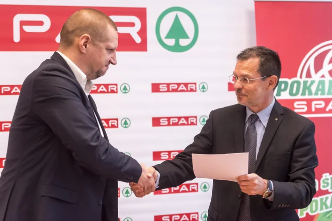 Generalni direktor Spara Igor Mervič (desno) je tudi predsedniku KZS Mateju Erjavcu povedal, kaj si misli. FOTO: Spar Slovenija