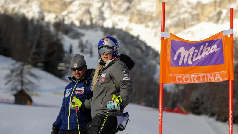 Fotografija: Linsdey Vonn si je natančno ogledovala progo v Dolomitih. Njeno smučarsko znanje je izjemno, a telo je tisto, ki ji več ne dopušča, da bi iz sebe iztisnila toliko, kot si je začrtala. FOTO: Matej Družnik/Delo