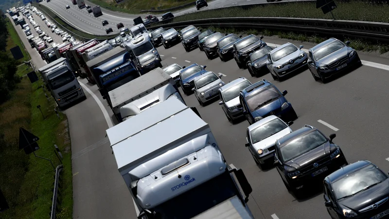 Fotografija: Cars and trucks drive along a motorway near Roth, Germany, August 9, 2018. REUTERS/Andreas Gebert - RC17C6A4B820