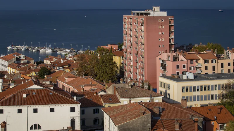 Fotografija: V Tomosovem bloku, v katerem so bila nekoč manjša stanovanja za delavce, bodo predvidoma najdražja domovanja v Kopru. Foto Jože Suhadolnik