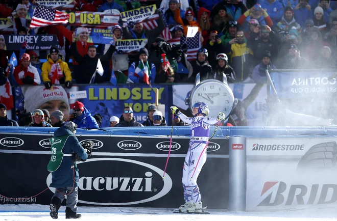 Na njeni zadnji preizkušnji v karieri v Dolomitih jo je pričakala italijanska tekmica Sofia Goggia s šopkom rož. FOTO: Matej Družnik/Delo